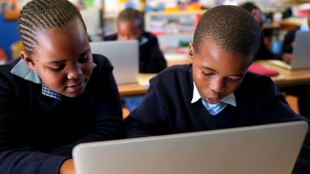 Crianças Idade Escolar Usando Laptop Sala Aula Escola — Vídeo de Stock