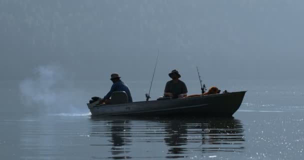 两名渔民在4K 农村的河里捕鱼 — 图库视频影像