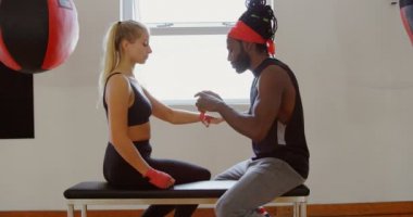 Eğitmen fitness stüdyosu 4 k el sarma kadın boksör giyiyor