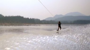 Genç adam wakeboarding nehre güneşli bir günde 4k 