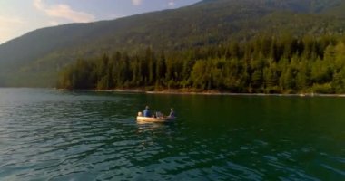 Turist nehir 4 k teknede Balık tutma