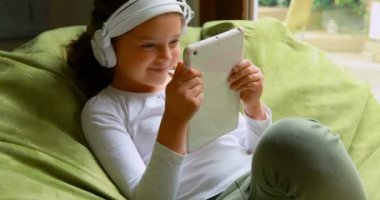 Sevimli kız ev 4 k dijital tablet kullanma