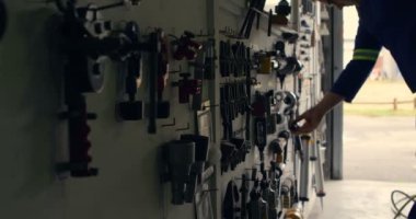 Erkek mühendis hangar 4 k perde kapanış
