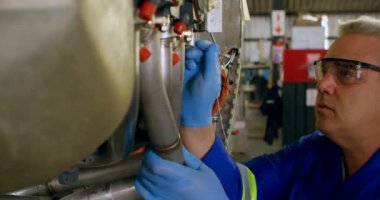 Özenli mühendis 4 k hangarda uçak motoru tamiri