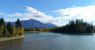 Güzel dağ ve nehir kırsal