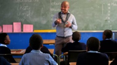 Erkek öğretmen okulda sınıfta öğrenciler öğretim 