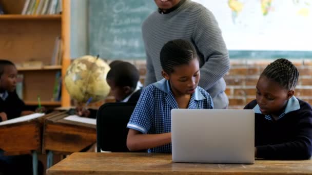 Professor Masculino Usando Laptop Com Aluno Sala Aula Escola — Vídeo de Stock