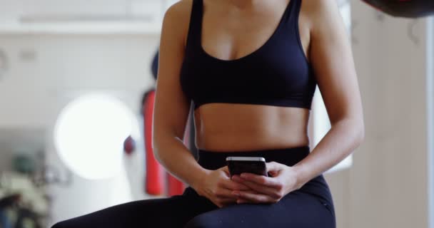 Mladí Boxerka Pomocí Mobilního Telefonu Fitness Studiu — Stock video