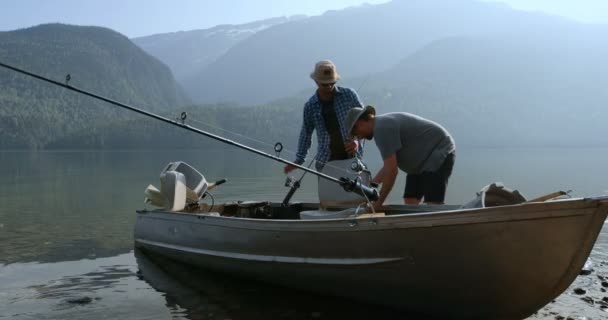 Twee Vissers Voorbereiden Voor Het Vissen Rivier Platteland — Stockvideo