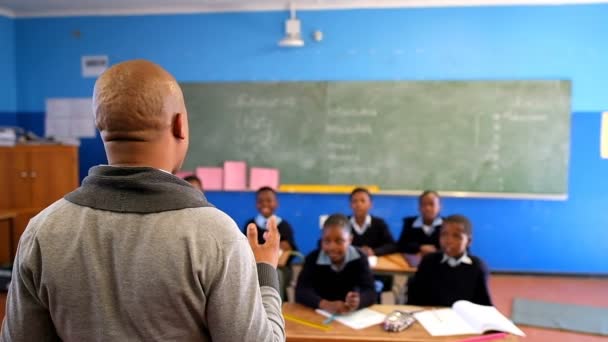 Erkek Öğretmen Okulda Sınıfta Öğrenciler Öğretim — Stok video