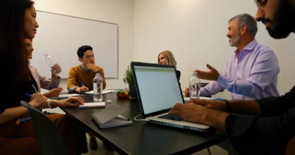 Geschäftskollegen Interagieren Konferenzraum Büro Miteinander — Stockvideo