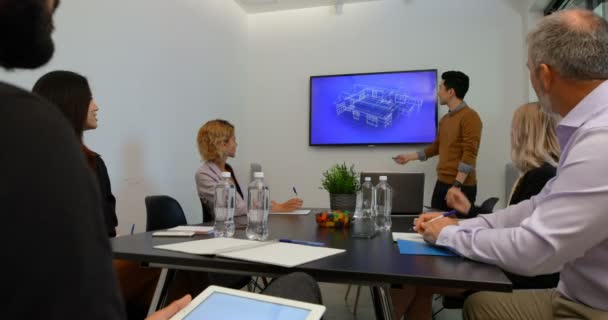 Homme d'affaires donnant une présentation dans la salle de conférence au bureau  