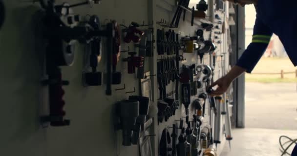 Инженер Мужчина Закрывает Затвор Ангара — стоковое видео