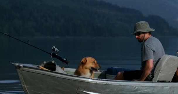 Pêcheurs Voyageant Avec Chien Bateau Campagne — Video