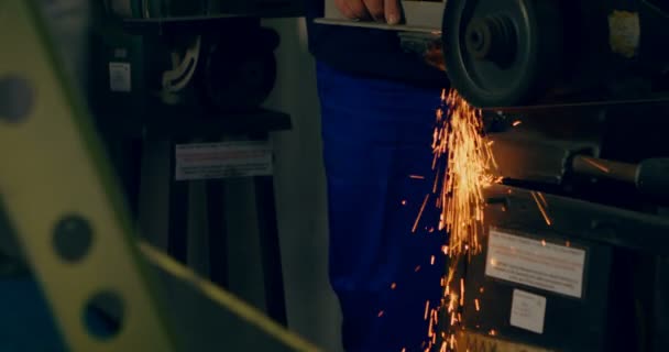 Travailleur Façonnant Métal Sur Machine Dans Hangar Avion — Video