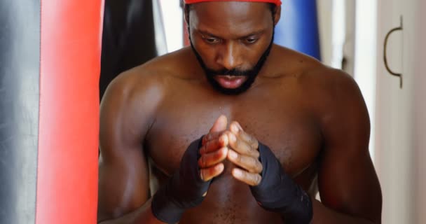 男性ボクサー フィットネス スタジオ でボクシングの練習を集中 — ストック動画