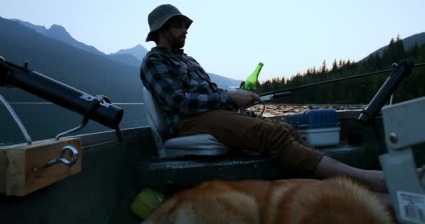で川で釣りながらビールを持つ漁師 — ストック動画