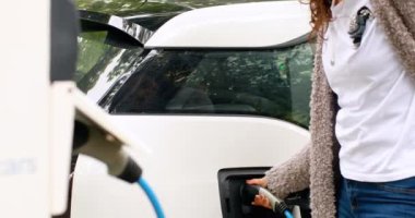 Elektrikli araç şarj istasyonu 4 k, şarj kadın orta bölümünde