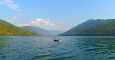 Turist nehir 4 k teknede Balık tutma
