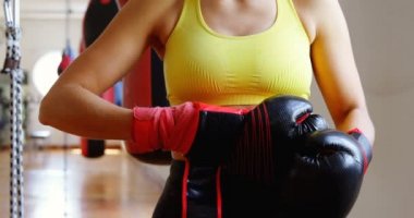 Boks eldivenli fitness Studio 4 k kadın boksör bölüm