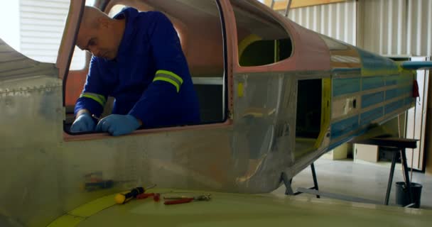 Ingeniero Masculino Reparando Aviones Hangar — Vídeos de Stock