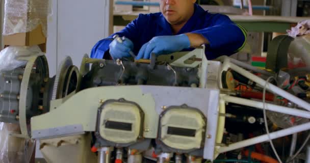 Инженер Мужчина Ремонтирует Самолеты Ангаре — стоковое видео