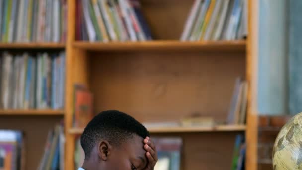 Écolier Tendu Étudiant Dans Salle Classe École — Video