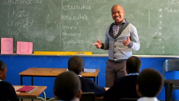 Profesor Masculino Enseñando Los Estudiantes Aula Escuela — Vídeos de Stock