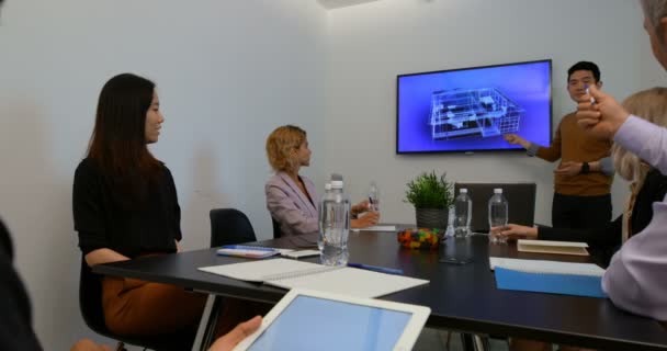 Homme d'affaires donnant une présentation dans la salle de conférence au bureau  