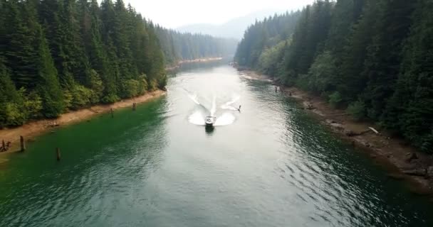 Widok Lotu Ptaka Człowiek Wakeboarding Motorówką Rzece — Wideo stockowe