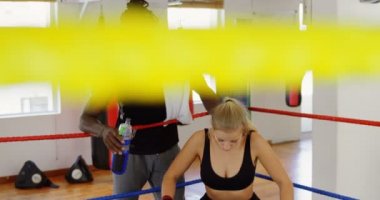 Kadın boksör boks ring fitness stüdyosu 4k rahatlatıcı