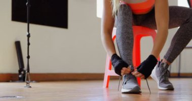 Kadın boksör fitness stüdyosu 4 k ayakkabı bağcığı bağlama