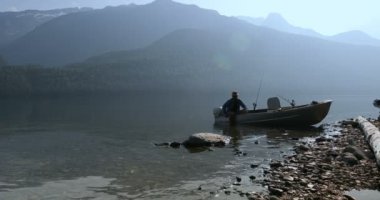 İki balıkçı güneşli günde 4 k kırsal balıkçılık için hazırlanıyor