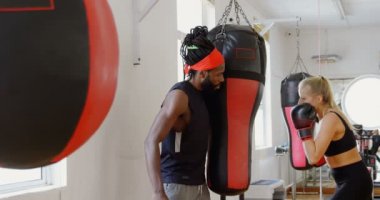 Genç kadın boksör boks fitness Studio 4 k pratik