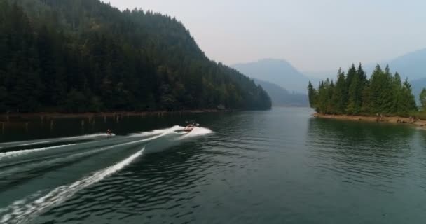 Αεροφωτογραφία Του Wakeboarding Άνθρωπος Μηχανοκίνητο Σκάφος Στον Ποταμό — Αρχείο Βίντεο