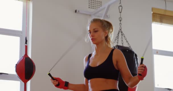 Jovem Boxeador Sexo Feminino Exercitando Com Pular Corda Estúdio Fitness — Vídeo de Stock