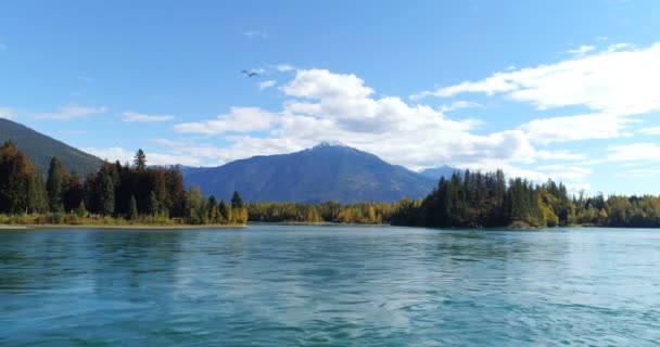 Όμορφο Βουνό Και Ποτάμι Ύπαιθρο — Αρχείο Βίντεο