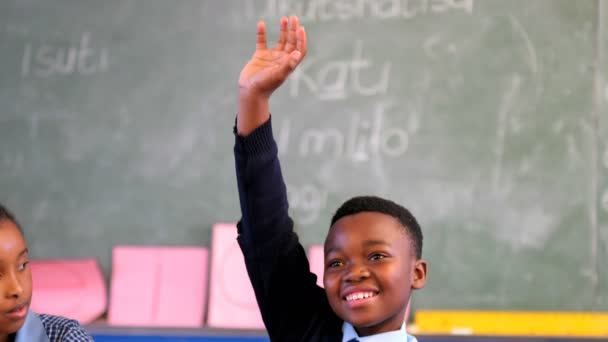 Schoolkid Kezét Osztályban Iskolában Nevelkedett — Stock videók