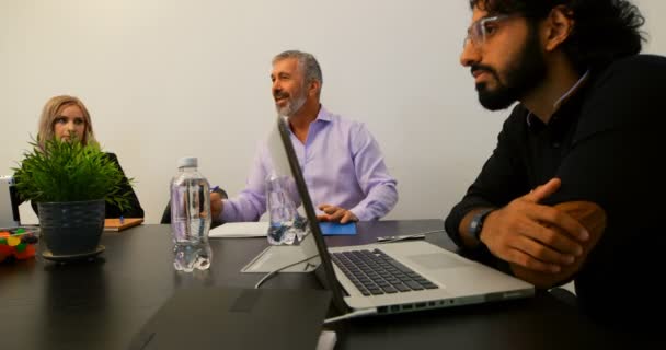 Collègues Affaires Interagissant Entre Eux Dans Salle Conférence Bureau — Video