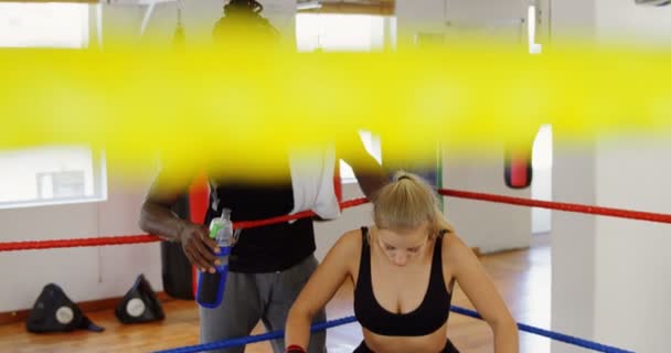 Θηλυκό Μπόξερ Χαλαρώνοντας Στο Ρινγκ Του Μποξ Στο Γυμναστήριο Studio — Αρχείο Βίντεο