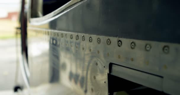 机库4K 固定飞机的男工程师 — 图库视频影像