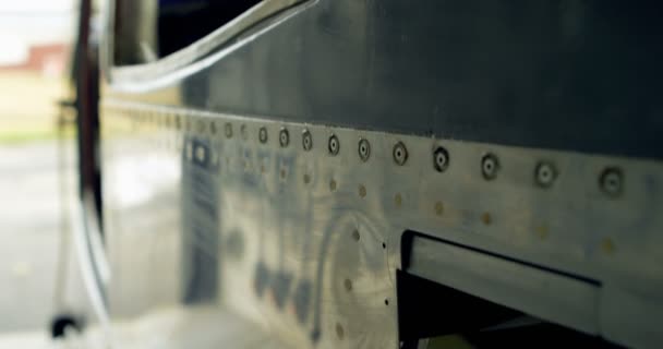 Ingeniero Macho Fijando Aviones Hangar — Vídeos de Stock