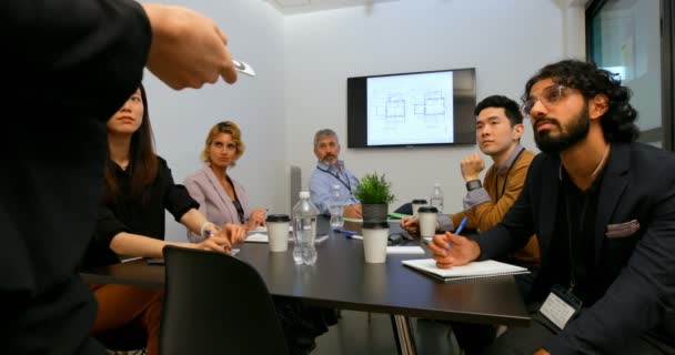 商务同事在4K 办公室的会议室里相互交流 — 图库视频影像