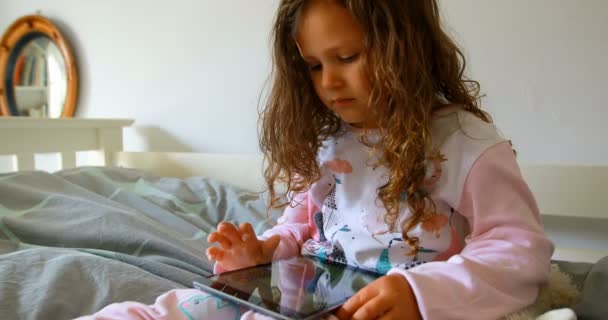 Chica Usando Tableta Digital Dormitorio Casa — Vídeo de stock