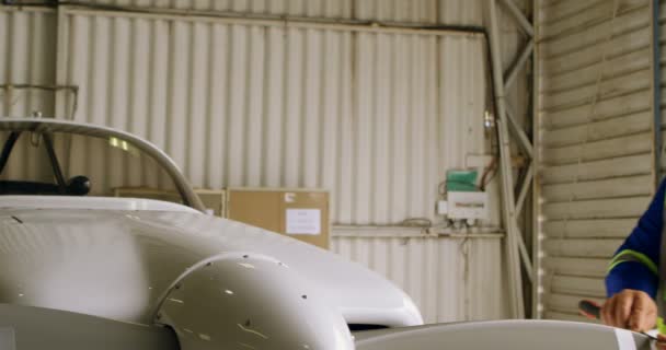 Ingeniero Masculino Acabando Aviones Hangar — Vídeo de stock