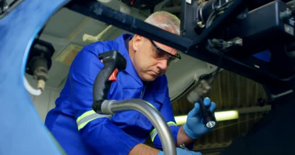 Mannelijke Ingenieur Herstellen Van Vliegtuigen Hangar — Stockvideo