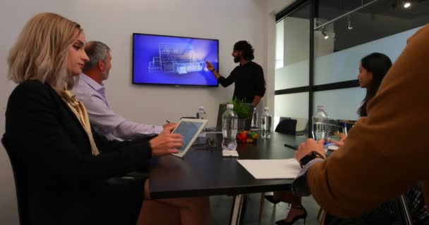 Homme d'affaires donnant une présentation dans la salle de conférence au bureau  