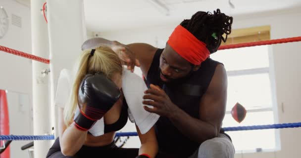 Entrenador Consolación Boxeador Femenino Ring Boxeo Gimnasio — Vídeos de Stock