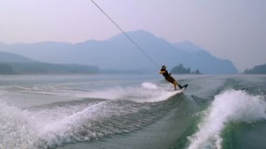 Genç adam wakeboarding nehre güneşli bir günde 4k 