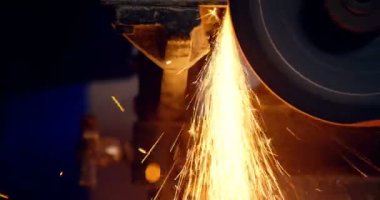 Çalışan makine uçak hangarda 4 k metal şekillendirme